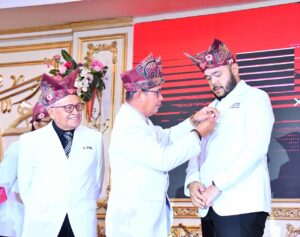Ketua PMI Kota Padang Zulhardi Zakaria Lathief menyematkan Lencana Jasa Pratama kepada Walikota Padang Fadly Amran, Rabu (17/9). (Foto : Ist)