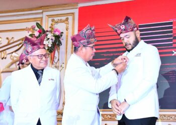 Ketua PMI Kota Padang Zulhardi Zakaria Lathief menyematkan Lencana Jasa Pratama kepada Walikota Padang Fadly Amran, Rabu (17/9). (Foto : Ist)