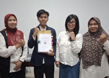 Nur Muhammad Zawal Alfalahi, mahasiswa Fakultas Teknologi Pertanian Universitas 17 Agustus 1945 (UNTAG) Semarang bersama penelis.[foto : ist]