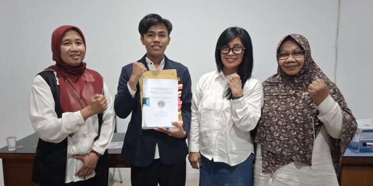 Nur Muhammad Zawal Alfalahi, mahasiswa Fakultas Teknologi Pertanian Universitas 17 Agustus 1945 (UNTAG) Semarang bersama penelis.[foto : ist]