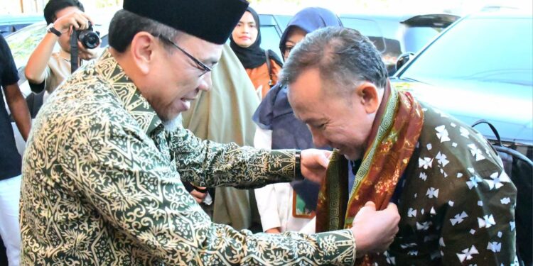 Wakil Walikota Padang Maigus Nasir sambut kedatangan Tim Verifikasi KKS Pusat Rusdy Tahir, Kamis (18/9). (Foto : Ist)