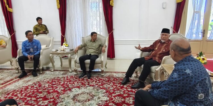 Mahyeldi saat menerima kunjungan Kepala Stasiun RRI Padang bersama jajaran di Istana Gubernuran, Kamis, (18/9) [foto : ist]