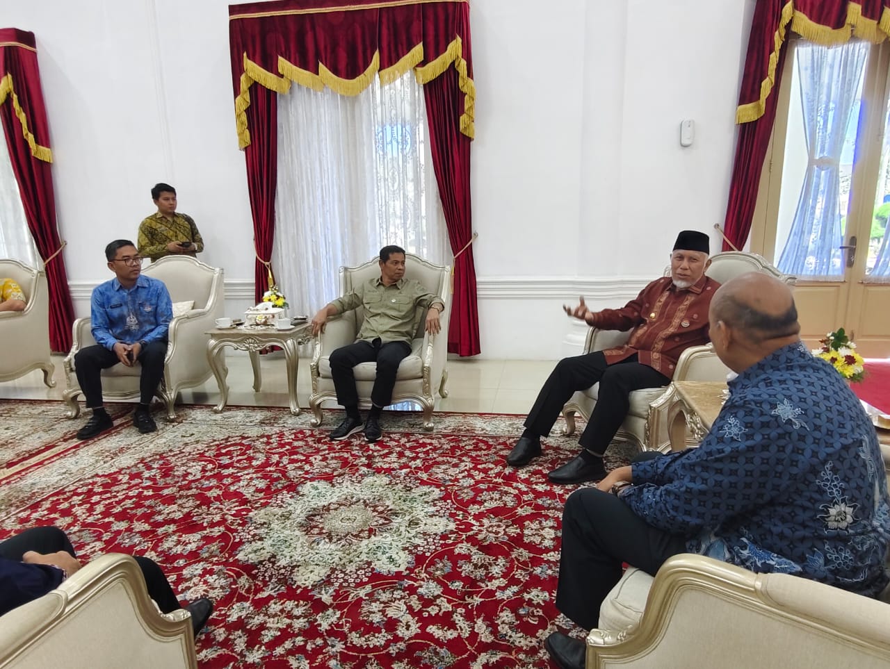 Mahyeldi saat menerima kunjungan Kepala Stasiun RRI Padang bersama jajaran di Istana Gubernuran, Kamis, (18/9) [foto : ist]