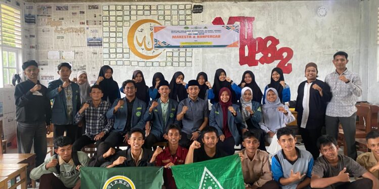 Anggota DPRD Tanah Datar, Yonnarlis bersama kader dan anggota IPNU - IPPNU Tanah Datar.[foto : sci/yrp]