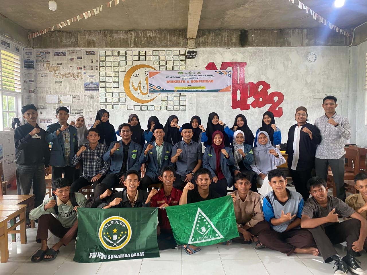 Anggota DPRD Tanah Datar, Yonnarlis bersama kader dan anggota IPNU - IPPNU Tanah Datar.[foto : sci/yrp]