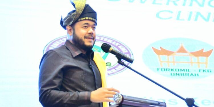 Walikota Padang Fadly Amran Resmikan FORKOMIL VI, Sabtu (20/9). (Foto: Ist)