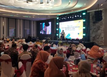 Gubernur Sumbar saat meresmikan Unit Transplantasi Ginjal RSUP Dr. M Djamil di Mercure Hotel Padang.[foto : ist]