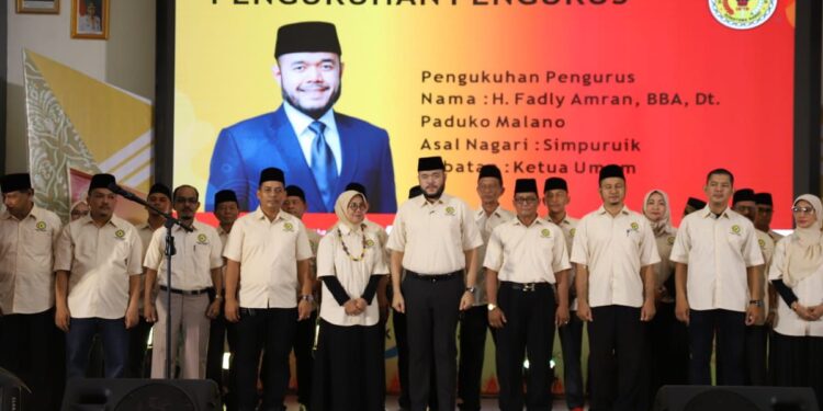 Walikota Padang Fadli Amran dikukuhkan sebagai Ketua IKTD Sumbar, Sabtu (20/9).(Foto: Ist)