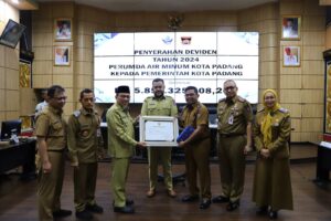 Walikota Padang Fadly Amran berikan kenang-kenangan kepada Kepala Bapenda Kota Padang Yosefriawan yang akan memasuki masa pensiun, Senin (22/9). (Foto: Ist)