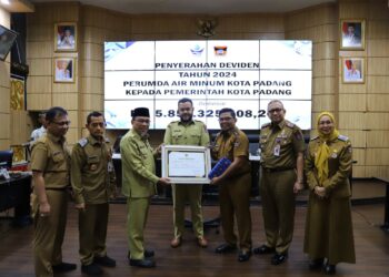 Walikota Padang Fadly Amran berikan kenang-kenangan kepada Kepala Bapenda Kota Padang Yosefriawan yang akan memasuki masa pensiun, Senin (22/9). (Foto: Ist)