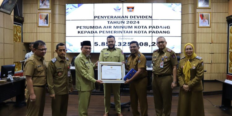 Walikota Padang Fadly Amran berikan kenang-kenangan kepada Kepala Bapenda Kota Padang Yosefriawan yang akan memasuki masa pensiun, Senin (22/9). (Foto: Ist)