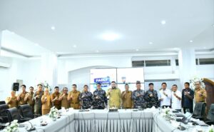 Walikota Padang Fadly Amran bersama Kodaeral II Padang membahas persiapan Bakti Sosial, Senin (23/9)