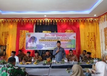 Yonnarlis memberikan sambutan saat menghadiri Musrenbang Nagari Tanjuang Barulak, Selasa, (23/9) [foto : ist]