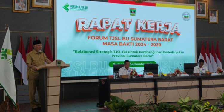 Gubernur Sumbar, Mahyeldi saat Rapat Kerja Forum Tanggung Jawab Sosial dan Lingkungan Badan Usaha (TJSLBU) Sumbar. [foto : ist]