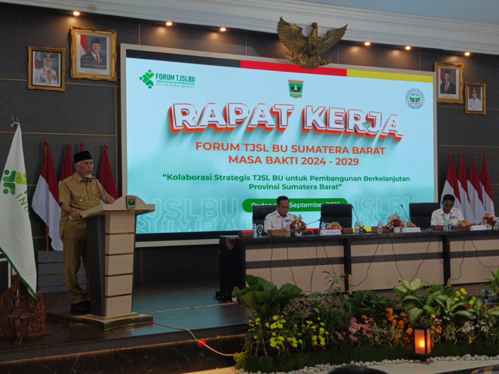 Gubernur Sumbar, Mahyeldi saat Rapat Kerja Forum Tanggung Jawab Sosial dan Lingkungan Badan Usaha (TJSLBU) Sumbar. [foto : ist]