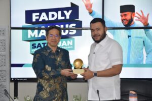 Walikota Padang Fadly Amran berikan kenang-kenangan kepada Konsul Jenderal Jepang di Medan Furugori Toru, Rabu (24/9). (foto: Ist)