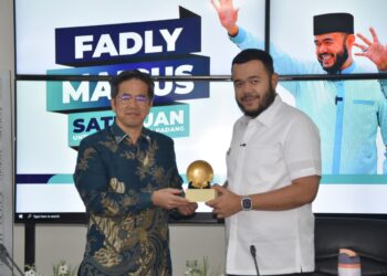 Walikota Padang Fadly Amran berikan kenang-kenangan kepada Konsul Jenderal Jepang di Medan Furugori Toru, Rabu (24/9). (foto: Ist)