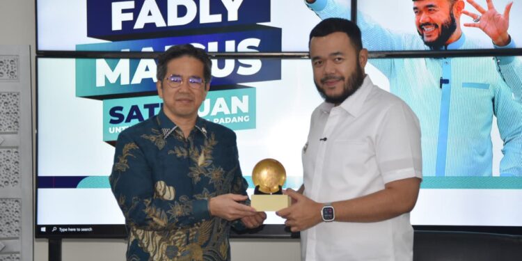 Walikota Padang Fadly Amran berikan kenang-kenangan kepada Konsul Jenderal Jepang di Medan Furugori Toru, Rabu (24/9). (foto: Ist)