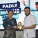 Walikota Padang Fadly Amran berikan kenang-kenangan kepada Konsul Jenderal Jepang di Medan Furugori Toru, Rabu (24/9). (foto: Ist)