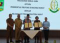 Penandatanganan Memorandum of Understanding (MoU) oleh Gubernur Sumbar Mahyeldi Ansharullah bersama Kepala Kejati Sumbar, Yuni Daru Winarsih, S.H., M.Hum, di Auditorium Gubernuran. [foto : ist]
