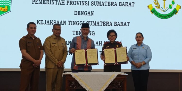 Penandatanganan Memorandum of Understanding (MoU) oleh Gubernur Sumbar Mahyeldi Ansharullah bersama Kepala Kejati Sumbar, Yuni Daru Winarsih, S.H., M.Hum, di Auditorium Gubernuran. [foto : ist]