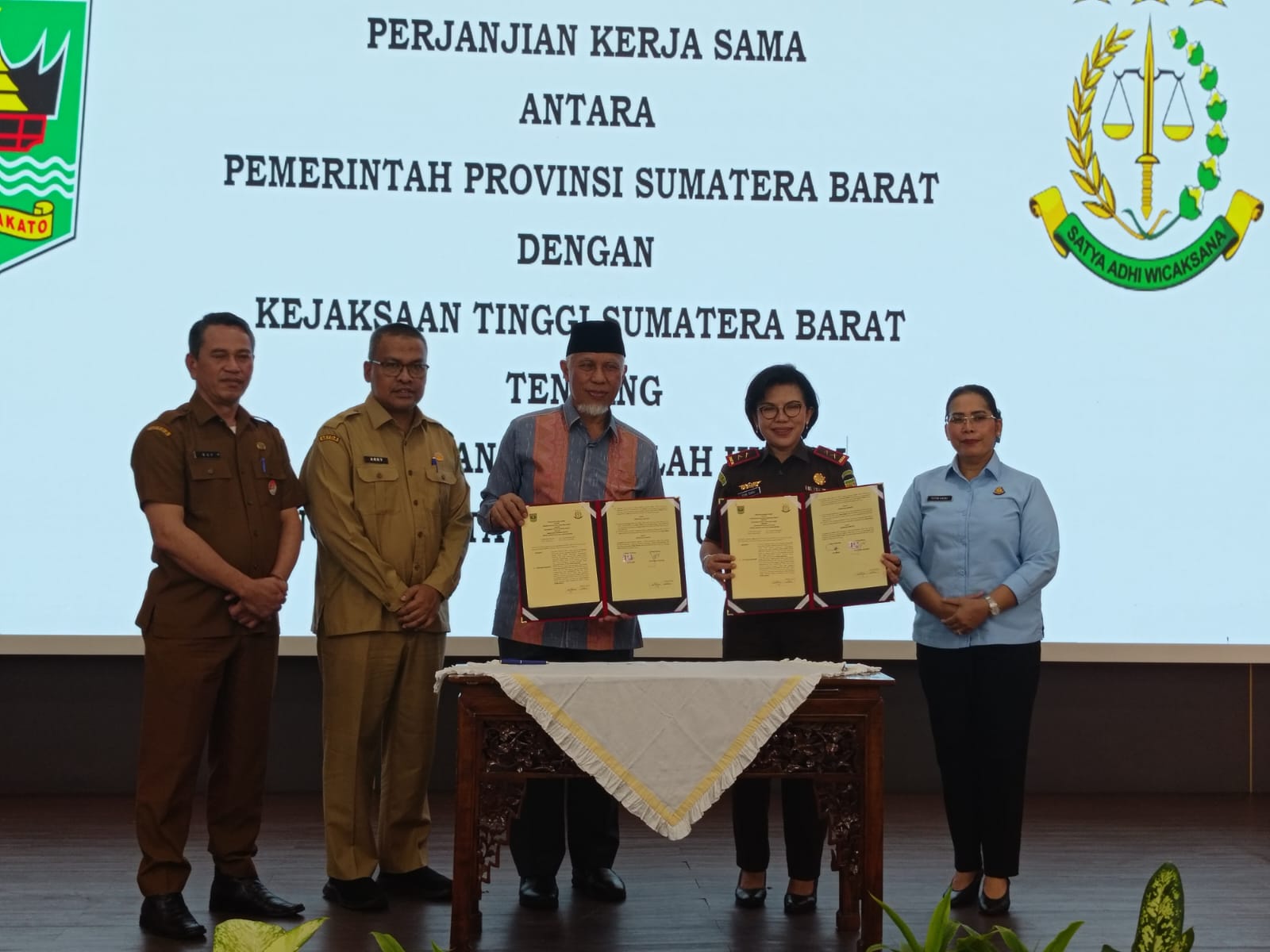 Penandatanganan Memorandum of Understanding (MoU) oleh Gubernur Sumbar Mahyeldi Ansharullah bersama Kepala Kejati Sumbar, Yuni Daru Winarsih, S.H., M.Hum, di Auditorium Gubernuran. [foto : ist]