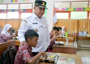 Bupati Agam Tinjau Program Makan Bergizi Gratis di Canduang