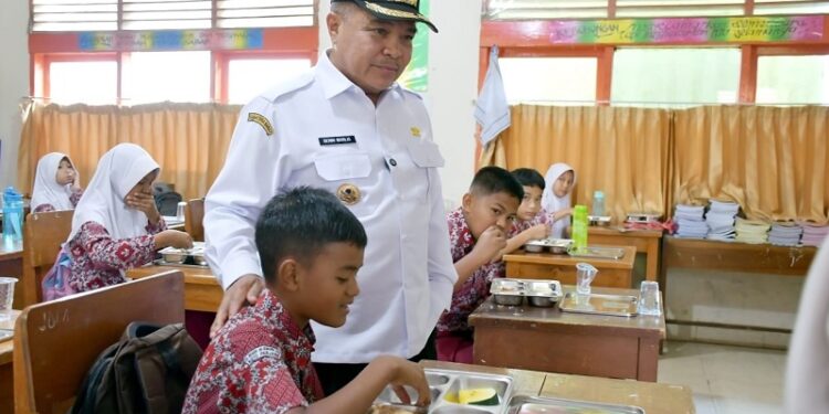 Bupati Agam Tinjau Program Makan Bergizi Gratis di Canduang