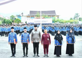 Walikota Padang Fadli Amran serahkan SK PPPK Tahap II ASN Pemko Padang, Kamis (25/9). (Foto: Ist)