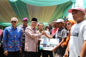 Wawako Padang Maigus Nasir Serahkan Bantuan Usaha Perikanan di Pasir Jambak, Kamis (25/9). (Foto: Ist)