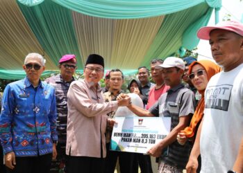 Wawako Padang Maigus Nasir Serahkan Bantuan Usaha Perikanan di Pasir Jambak, Kamis (25/9). (Foto: Ist)