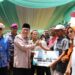 Wawako Padang Maigus Nasir Serahkan Bantuan Usaha Perikanan di Pasir Jambak, Kamis (25/9). (Foto: Ist)