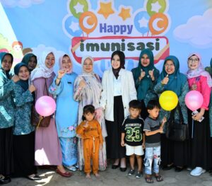 Ketua TP-PKK Kota Padang Dian Puspita Fadly Amran saat gencarkb program imunisasi pada orang tua dan anak-anak , Jumat (26/9). (Foto: Ist)
