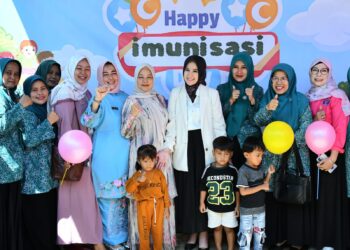 Ketua TP-PKK Kota Padang Dian Puspita Fadly Amran saat gencarkb program imunisasi pada orang tua dan anak-anak , Jumat (26/9). (Foto: Ist)