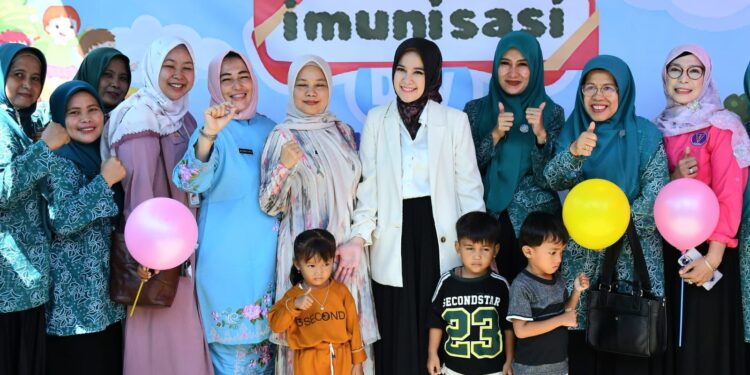 Ketua TP-PKK Kota Padang Dian Puspita Fadly Amran saat gencarkb program imunisasi pada orang tua dan anak-anak , Jumat (26/9). (Foto: Ist)