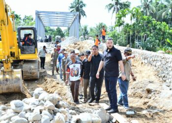 Walikota Padang Fadly Amran tinjau Oprit jembatan dan batu berenjong, Sabtu (27/9). (Foto: Ist)