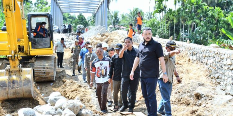 Walikota Padang Fadly Amran tinjau Oprit jembatan dan batu berenjong, Sabtu (27/9). (Foto: Ist)