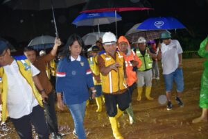 Wakil walikota Padang Maigus Nasir bersama Wamen PU Diana Kusumastuti tinjau sungai Batang Kandis, Minggu (28/9).(Foto: Ist)