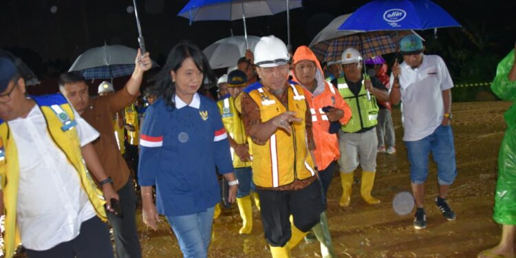 Wakil walikota Padang Maigus Nasir bersama Wamen PU Diana Kusumastuti tinjau sungai Batang Kandis, Minggu (28/9).(Foto: Ist)