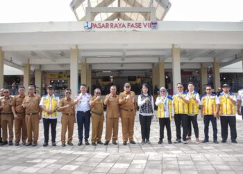 Wamen PU Diana Kusumastuti saat meninjau pasar raya padang fase VII, Senin (29/9). (Foto: Ist)