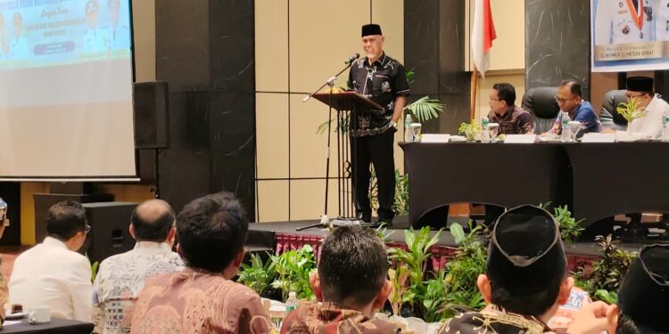 Gubernur Sumbar, Mahyeldi saat Raker Forwana.[foto : ist]