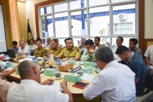 Walikota Padang Fadly Amran saat memimpin rapat pembahasan Perlintasan Kereta Api, Selasa (30/9). (Foto: Ist)