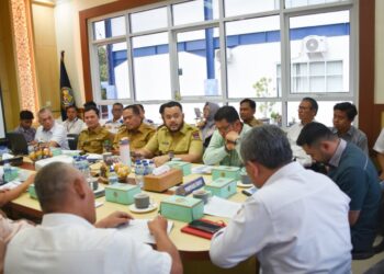 Walikota Padang Fadly Amran saat memimpin rapat pembahasan Perlintasan Kereta Api, Selasa (30/9). (Foto: Ist)
