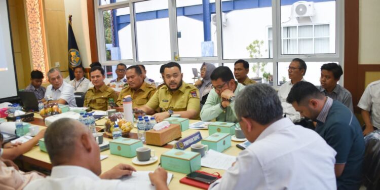 Walikota Padang Fadly Amran saat memimpin rapat pembahasan Perlintasan Kereta Api, Selasa (30/9). (Foto: Ist)