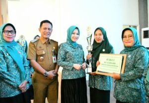 Ketua PKK Kota Padang Dian Puspita berikan hadiah kepada pemenang lomba gerakan PKK, Selasa (30/9). (Foto: Ist)