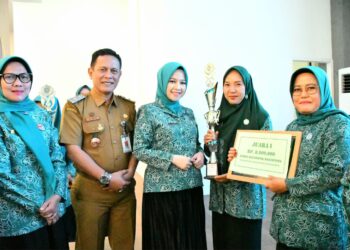 Ketua PKK Kota Padang Dian Puspita berikan hadiah kepada pemenang lomba gerakan PKK, Selasa (30/9). (Foto: Ist)