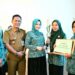 Ketua PKK Kota Padang Dian Puspita berikan hadiah kepada pemenang lomba gerakan PKK, Selasa (30/9). (Foto: Ist)