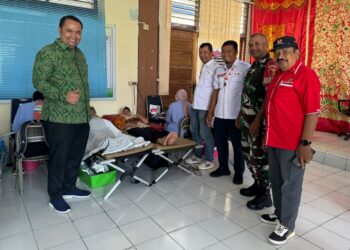 Anggota DPRD Padang, Yusri Latif saat mengikuti donor darah.[foto : ist]