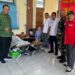 Anggota DPRD Padang, Yusri Latif saat mengikuti donor darah.[foto : ist]