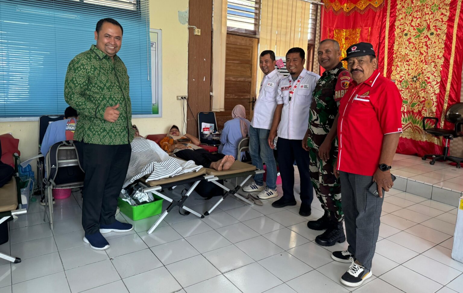 Anggota DPRD Padang, Yusri Latif saat mengikuti donor darah.[foto : ist]